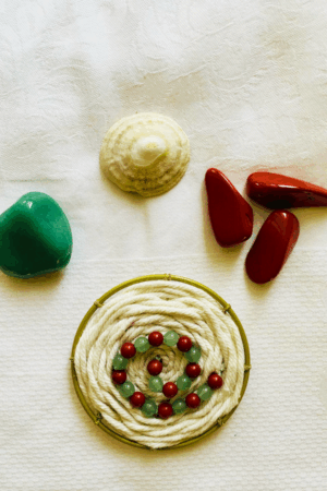 Talisman mural circulaire en jaspe rouge et aventurine verte, spirale de perles tissée à la main