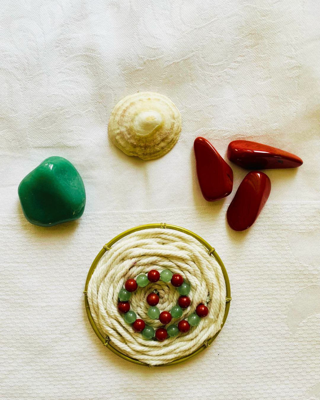 lesfiletsdelaparqueuse-valeriebienetreholistique-talismanspiraleterre&coeur Talisman mural circulaire en jaspe rouge et aventurine verte, spirale de perles tissée à la main