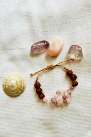 Bracelet tissé en quartz rose, améthyste, cristal de roche et rudraksha, création artisanale pour l’harmonisation intérieure