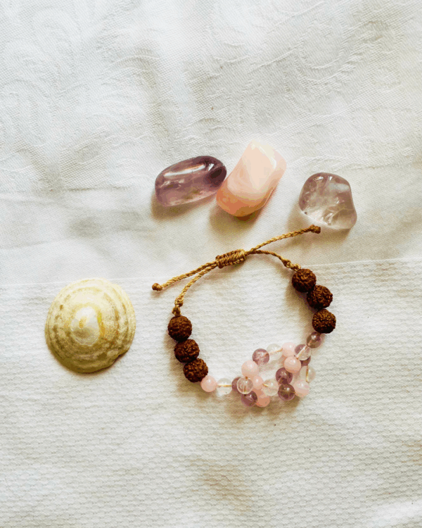 Bracelet tissé en quartz rose, améthyste, cristal de roche et rudraksha, création artisanale pour l’harmonisation intérieure