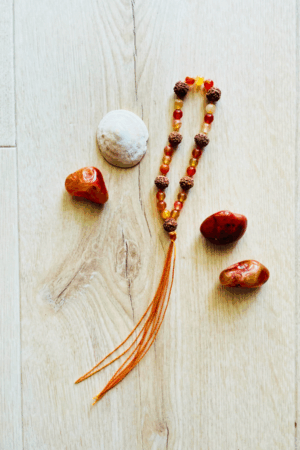 Mini mala en cornaline et rudraksha, création vibratoire pour l’énergie du bas-ventre – Les Filets de la Parqueuse