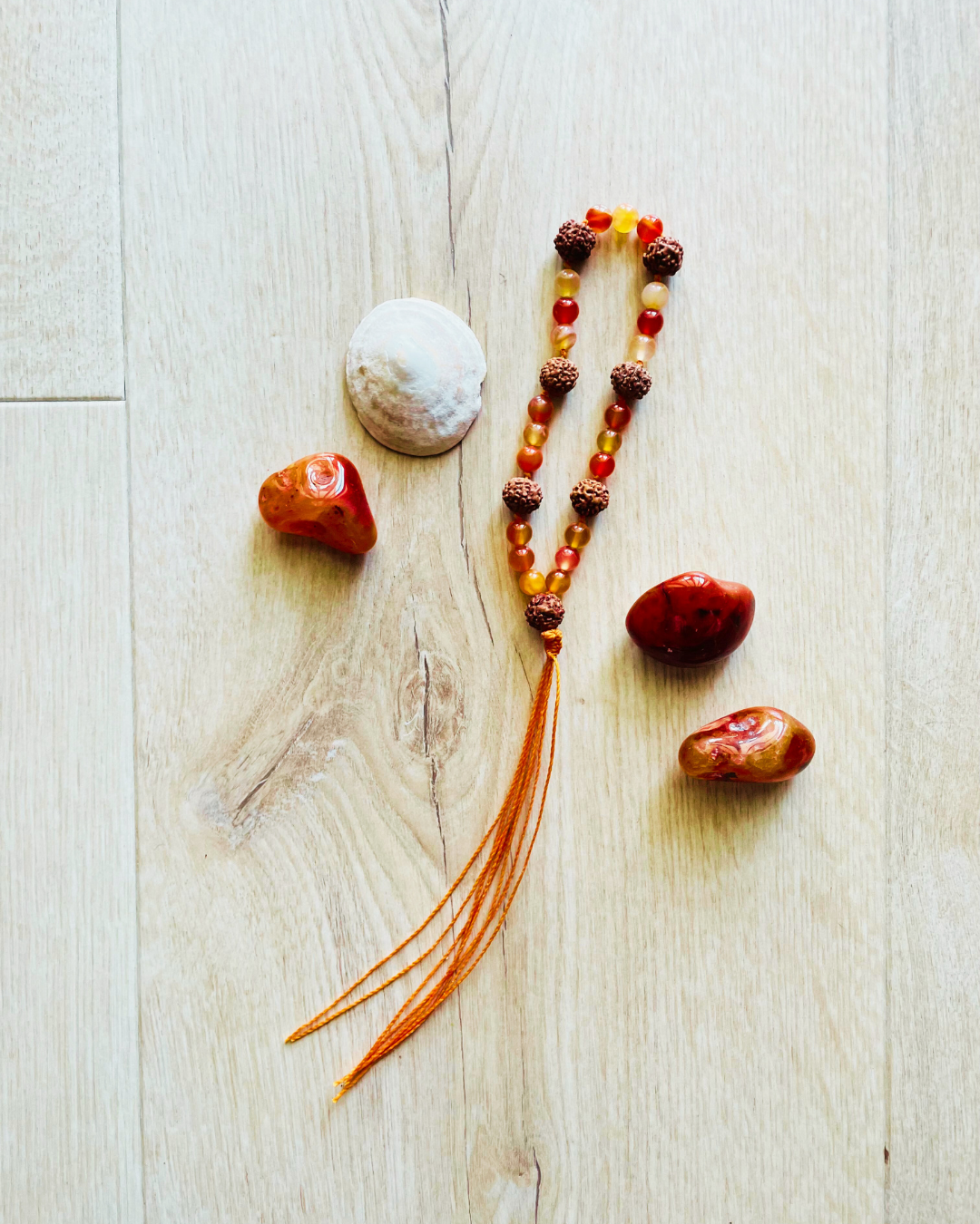 Mini mala en cornaline et rudraksha, création vibratoire pour l’énergie du bas-ventre – Les Filets de la Parqueuse