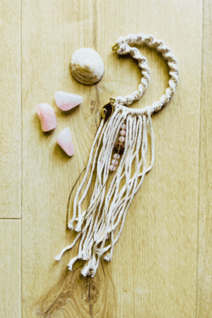 Talisman lune en quartz rose et rudraksha, création artisanale pour un espace de tendresse