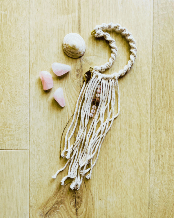 Talisman lune en quartz rose et rudraksha, création artisanale pour un espace de tendresse