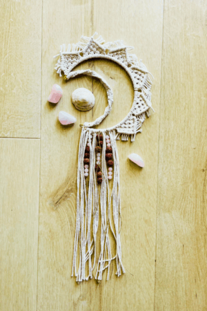 Grande lune suspendue en quartz rose et rudraksha, talisman mural pour rituel et espace méditatif