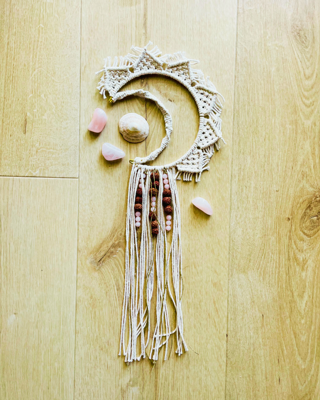 lesfiletsdelaparqueuse-valeriebienetreholistique-talismanlunairequartzrose Grande lune suspendue en quartz rose et rudraksha, talisman mural pour rituel et espace méditatif