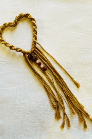 Talisman suspendu en forme de cœur avec quartz rose, jaspe rouge et rudraksha, création vibratoire artisanale