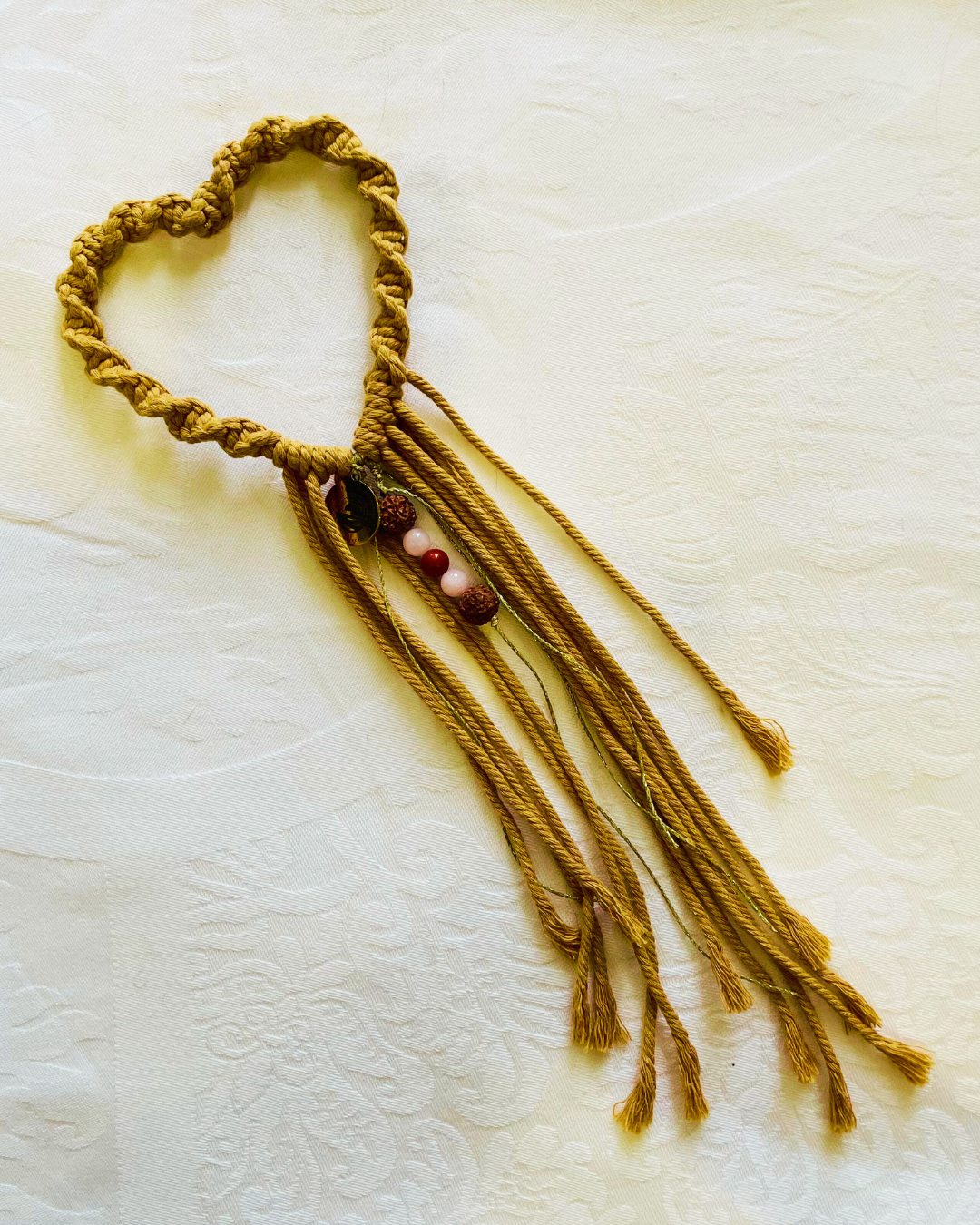 lesfiletsdelaparqueuse-valeriebienetreholistique-talismancoeursolaire Talisman suspendu en forme de cœur avec quartz rose, jaspe rouge et rudraksha, création vibratoire artisanale