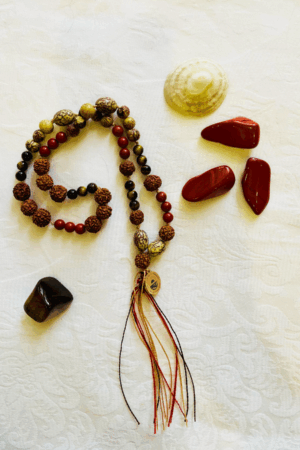 Mala moyen en jaspe rouge, œil de tigre, rudraksha et graines, création artisanale pour chemin de transformation