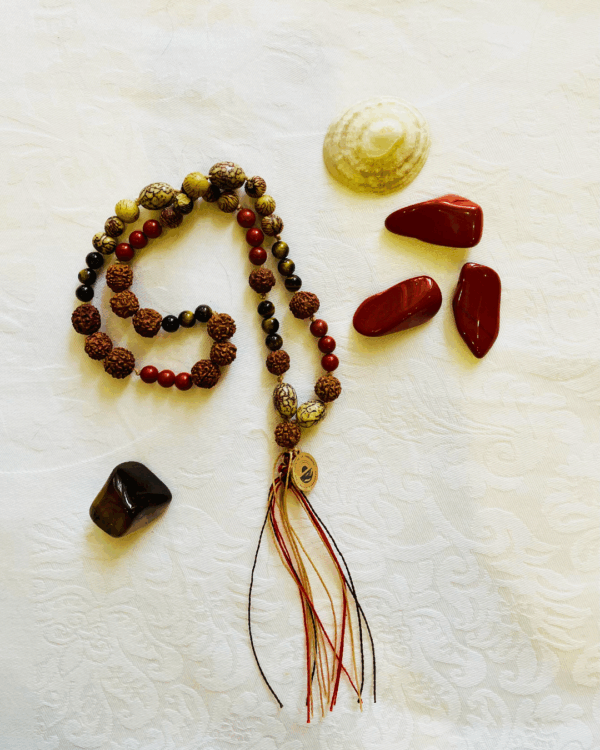 Mala moyen en jaspe rouge, œil de tigre, rudraksha et graines, création artisanale pour chemin de transformation